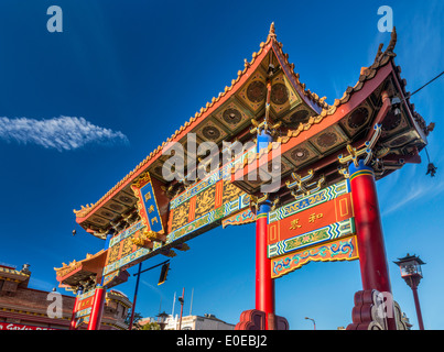 Tor der harmonischen Interesse an Chinatown bei Sonnenuntergang, Victoria, Vancouver Island, British Columbia, Kanada Stockfoto