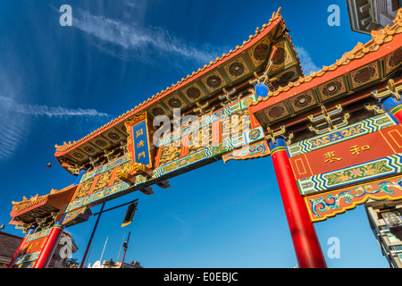 Tor der harmonischen Interesse an Chinatown bei Sonnenuntergang, Victoria, Vancouver Island, British Columbia, Kanada Stockfoto