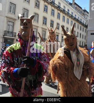 Lissabon, Portugal. 10. Mai 2014. Die Teilnehmer führen während der Parade des 9. internationalen Festivals der iberischen Maske in Lissabon, Portugal, 10. Mai 2014. Etwa 500 maskierte Personen nahmen an dem Festival. Bildnachweis: Zhang Liyun/Xinhua/Alamy Live-Nachrichten Stockfoto