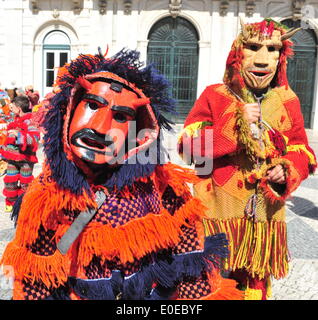 Lissabon, Portugal. 10. Mai 2014. Die Teilnehmer führen während der Parade des 9. internationalen Festivals der iberischen Maske in Lissabon, Portugal, 10. Mai 2014. Etwa 500 maskierte Personen nahmen an dem Festival. Bildnachweis: Zhang Liyun/Xinhua/Alamy Live-Nachrichten Stockfoto