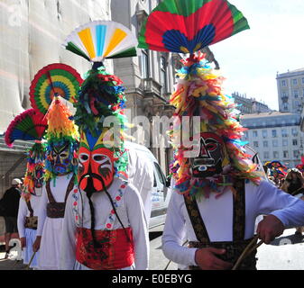 Lissabon, Portugal. 10. Mai 2014. Die Teilnehmer führen während der Parade des 9. internationalen Festivals der iberischen Maske in Lissabon, Portugal, 10. Mai 2014. Etwa 500 maskierte Personen nahmen an dem Festival. Bildnachweis: Zhang Liyun/Xinhua/Alamy Live-Nachrichten Stockfoto