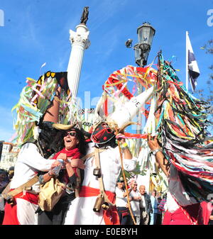 Lissabon, Portugal. 10. Mai 2014. Die Teilnehmer führen während der Parade des 9. internationalen Festivals der iberischen Maske in Lissabon, Portugal, 10. Mai 2014. Etwa 500 maskierte Personen nahmen an dem Festival. Bildnachweis: Zhang Liyun/Xinhua/Alamy Live-Nachrichten Stockfoto