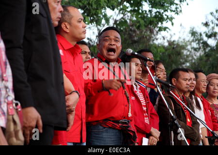 Bangkok, Thailand. 10. Mai 2014. Regierungstreuen Red Shirt Anführer Jatuporn Prompan spricht mit seinen Anhängern während einer Kundgebung am Stadtrand von Bangkok. Die Anhänger der Regierung massierten am Stadtrand von der thailändischen Hauptstadt in eine Demonstration der Stärke gegen diejenigen, die von ex-Premierminister Yingluck Shinawatra zu stürzen. Stockfoto