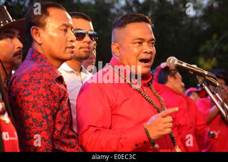 Bangkok, Thailand. 10. Mai 2014. Regierungstreuen Red Shirt Anführer Jatuporn Prompan spricht mit seinen Anhängern während einer Kundgebung am Stadtrand von Bangkok. Die Anhänger der Regierung massierten am Stadtrand von der thailändischen Hauptstadt in eine Demonstration der Stärke gegen diejenigen, die von ex-Premierminister Yingluck Shinawatra zu stürzen. Stockfoto