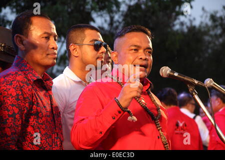 Bangkok, Thailand. 10. Mai 2014. Regierungstreuen Red Shirt Anführer Jatuporn Prompan spricht mit seinen Anhängern während einer Kundgebung am Stadtrand von Bangkok. Die Anhänger der Regierung massierten am Stadtrand von der thailändischen Hauptstadt in eine Demonstration der Stärke gegen diejenigen, die von ex-Premierminister Yingluck Shinawatra zu stürzen. Stockfoto