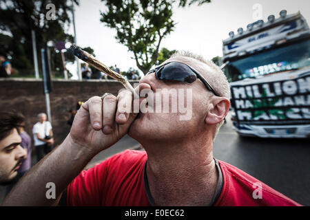 Rom, Italien – 10. Mai 2014: Ein Mann raucht einen Joint während der Global Marihuana März in Rom, um die Legalisierung von Marihuana auf Samstag, 10. Mai 2014 bitten. Tausende von Menschen marschierten Innenstadt in Rom während der Global Marihuana März, eine jährliche Kundgebung statt, an verschiedenen Orten auf dem ganzen Planeten, fordern die Legalisierung von Marihuana und Veränderungen in der Drogenpolitik. Die Global Marihuana März (GMM) geht auch unter dem Namen des weltweiten Marihuana März (WMM) oder Million Marihuana März (MMM). (Foto von Giuseppe Ciccia / Pacific Press) Stockfoto