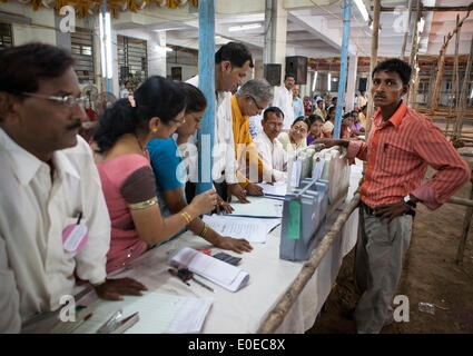 Mumbai, Maharashtra, Indien. 23. April 2009. Arbeit der Wahlkommission (EG) von Indien. Wahlvorstand Polling kommen am zentralen Standort der EVM (Elektronische Wahlmaschinen) einzahlen nach die Wahl bei bestimmten Wahlkabine ist. Alle EVM wird hinterlegt & gespeichert in eine 3-Stufen-Sicherheit bei einem Zentrallager bis zum Tag der Auszählung der Stimmen. Die EG ist verantwortlich für die Durchführung der Wahlen in Indien, die zu den größten jemals demokratischen Prozess jemals in der Welt passiert. © Subhash Sharma/ZUMA Wire/ZUMAPRESS.com/Alamy Live-Nachrichten Stockfoto