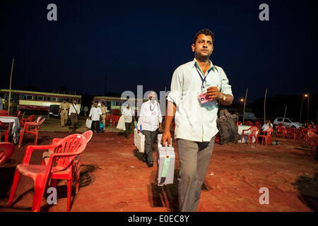 Mumbai, Maharashtra, Indien. 23. April 2009. Arbeit der Wahlkommission (EG) von Indien. Wahlvorstand Polling kommen am zentralen Standort der EVM (Elektronische Wahlmaschinen) einzahlen nach die Wahl bei bestimmten Wahlkabine ist. Alle EVM wird hinterlegt & gespeichert in eine 3-Stufen-Sicherheit bei einem Zentrallager bis zum Tag der Auszählung der Stimmen. Die EG ist verantwortlich für die Durchführung der Wahlen in Indien, die zu den größten jemals demokratischen Prozess jemals in der Welt passiert. © Subhash Sharma/ZUMA Wire/ZUMAPRESS.com/Alamy Live-Nachrichten Stockfoto