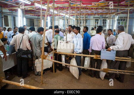 Mumbai, Maharashtra, Indien. 23. April 2009. Arbeit der Wahlkommission (EG) von Indien. Wahlvorstand Polling kommen am zentralen Standort der EVM (Elektronische Wahlmaschinen) einzahlen nach die Wahl bei bestimmten Wahlkabine ist. Alle EVM wird hinterlegt & gespeichert in eine 3-Stufen-Sicherheit bei einem Zentrallager bis zum Tag der Auszählung der Stimmen. Die EG ist verantwortlich für die Durchführung der Wahlen in Indien, die zu den größten jemals demokratischen Prozess jemals in der Welt passiert. © Subhash Sharma/ZUMA Wire/ZUMAPRESS.com/Alamy Live-Nachrichten Stockfoto