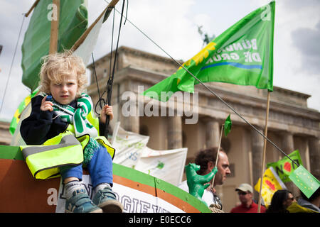 Berlin, Deutschland. 10. Mai 2014. Fast 12.000 Demonstranten versammelten sich in Berlin zur Unterstützung der erneuerbaren Energien unter dem Motto "Nicht die Energiewende Kentern!". Mit der geplanten Reform des erneuerbare Energien Gesetz (EEG) will die Regierung die Energiewende - verlangsamen und ersetzen Sie durch fossile Brennstoffe und Kernenergie. Bildnachweis: Odeta Catana/ZUMAPRESS.com/Alamy Live-Nachrichten Stockfoto