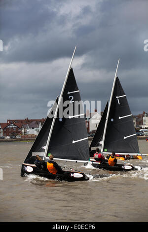 West Kirby, Liverpool. Mai 2014. MI Finance sponserte Bristol Crew bei der British Open Team Racing Championships Trophäe 2014. Seglers Premier League "The Wilson Trophäe" 200 Matrosen der Olympiaklasse treten jährlich auf Kirbys maritimen Amphitheater in einer der beliebtesten Events der Welt an, bei der Hunderte von Zuschauern 300 kurze, scharfe Rennen in Dreier-Boot-Teams auf dem Yachthafensee verfolgen, um den begehrten Titel zu erhalten: "Wilson Trophy-Champion". Stockfoto