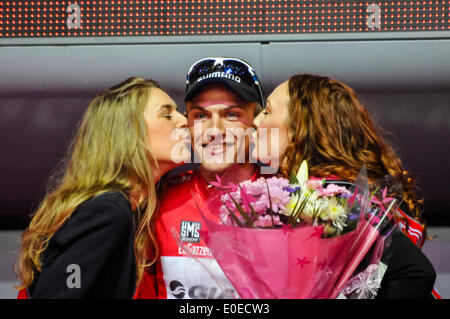 Belfast, Nordirland. 10 Mai 2014 - Deutschlands Marcel Kittel vom Team Giant Shimano gewinnt das Maglia Rossa (rote Trikot) in der Stufe 2 der Giro d ' Italia für den Sprint zu gewinnen Stockfoto