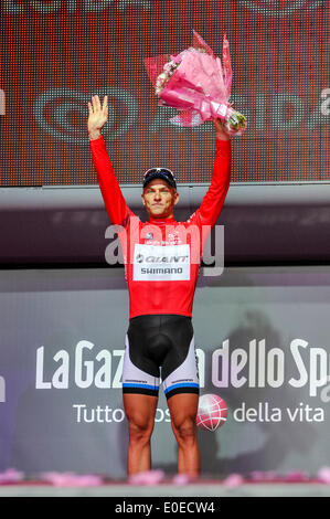 Belfast, Nordirland. 10 Mai 2014 - Deutschlands Marcel Kittel vom Team Giant Shimano gewinnt das Maglia Rossa (rote Trikot) in der Stufe 2 der Giro d ' Italia für den Sprint zu gewinnen Stockfoto