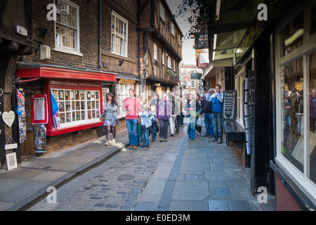 Käufer und Touristen, im "Chaos" in der Innenstadt von York. Stockfoto