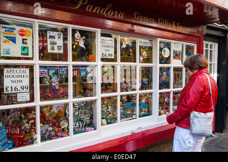 Shopper im Souvenirladen auf dem Fleischmarkt in der Innenstadt von York Stockfoto