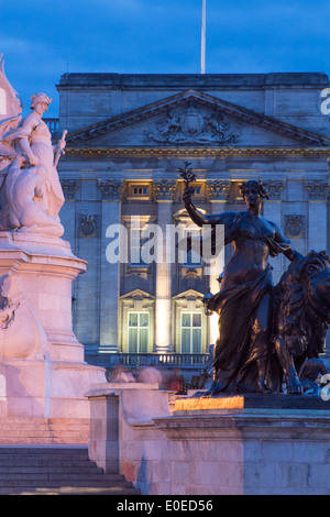 Buckingham-Palast in der Nacht mit Victoria Memorial Statuen im Vordergrund London England UK Stockfoto