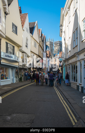 Low Petergate im Zentrum von York. Stockfoto