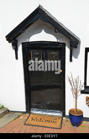 Eingangstür des riverside Cottage, The Hythe, Egham, Surrey, England, Vereinigtes Königreich Stockfoto