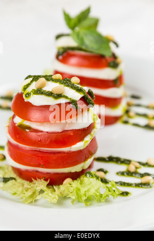 frischer Salat Caprese in vertikalen auf weißen Teller Stockfoto