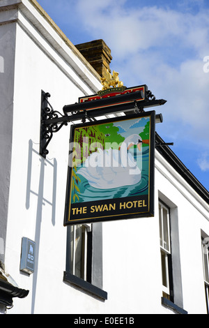 Pub Schild, The Swan Hotel, The Hythe, Egham, Surrey, England, Vereinigtes Königreich Stockfoto