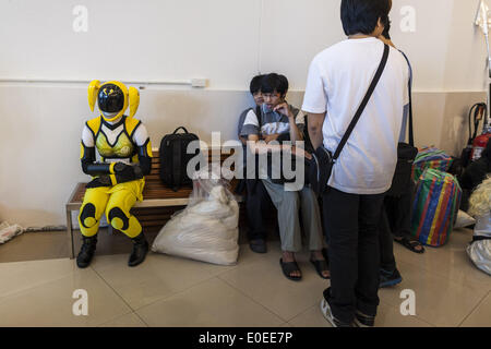 Bangkok, Thailand. 11. Mai 2014. Eine Cosplay (Costume Play) Darsteller wartet in Thailand Comic Con in Siam Paragon Mall in Bangkok zu gehen. Bildnachweis: Jack Kurtz/ZUMAPRESS.com/Alamy Live-Nachrichten Stockfoto