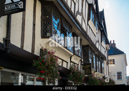 Blick auf die oberen Stockwerke der Gebäude auf Stonegate york city center. Stockfoto