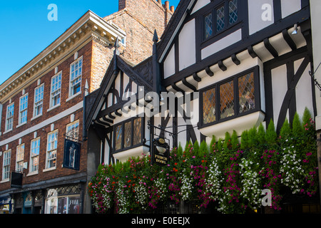 Blick auf die oberen Stockwerke der Gebäude auf Stonegate york city center. Stockfoto