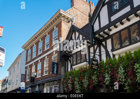 Blick auf die oberen Stockwerke der Gebäude auf Stonegate york city center. Stockfoto