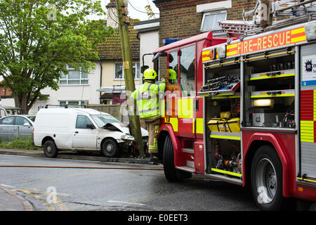 Große Stambridge, Southend On Sea, Essex, England. 11. Mai 2014.  Straße Verkehr Zusammenstoß.  Ein Fahrzeug kollidierte mit einem Strom-Pol.  Man hat den Fahrer dann machten sich aus der Szene. Bildnachweis: Graham Eva/Alamy Live-Nachrichten Stockfoto