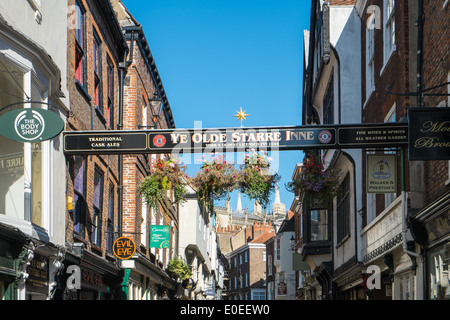 Blick auf die oberen Stockwerke der Gebäude auf Stonegate york city center. Stockfoto