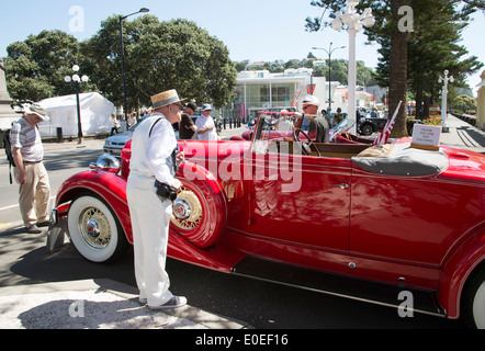 Mann, einen rote amerikanische Packard Super 8 Oldtimer während des Art-Deco-Wochenendes in Napier Nordinsel Neuseeland 2014 anzeigen Stockfoto