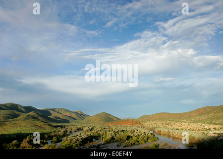 Blick über den Kunene-Fluss, der die Grenze zwischen Namibia und Angola, Südafrika bildet Stockfoto