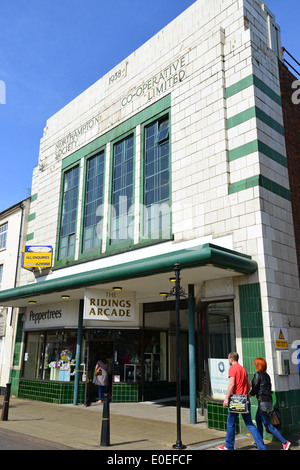 Die Co-Operative Society Art Deco-Gebäude (Reiten Arcade), The Ridings, Northampton, Northamptonshire, England, Vereinigtes Königreich Stockfoto