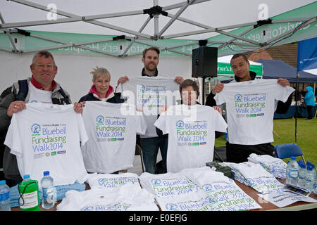Cudham, UK. 11. Mai 2014. Bluebell Fundraising gehen 2014-T-Shirts zum Verkauf zu Beginn der Wal Credit: Keith Larby/Alamy Live News Stockfoto