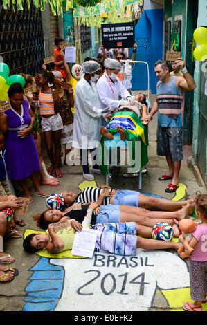 Rio De Janeiro, Brasilien. 10. Mai 2014. Bewohner teilnehmen an Protest in Jacarezinho Gemeinschaft in Rio De Janeiro, Brasilien, am 10. Mai 2014. Gemeinschaft einheimischen gehalten pazifische Protest emuliert die schlechte Aufmerksamkeit für Patienten in öffentlichen Krankenhäusern im Land. Die Demonstranten fordern Investitionen in öffentliche Gesundheit sowie die Umbau Arbeit für Jornalista Mario Filho Stadium, besser bekannt als "Maracana", Acording, lokale Presse. Bildnachweis: Glaucon Fernandes/elf/AGENCIA ESTADO/Xinhua/Alamy Live-Nachrichten Stockfoto