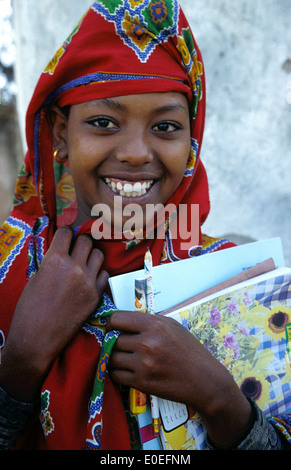 Schulmädchen mit ihren Notebooks und Stifte in Somaliland Stockfoto