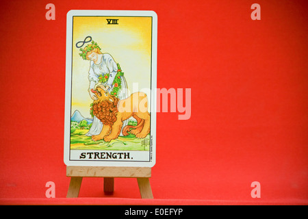 Stärke-Karte aus dem Universal Waite Tarot-Deck. Stockfoto