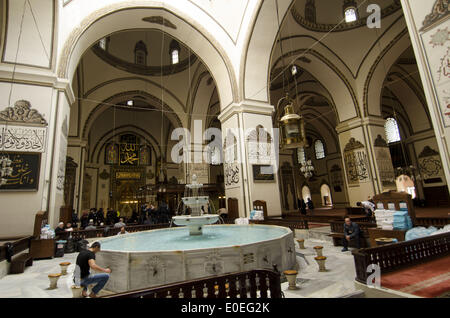 Bursa, Türkei. 9. April 2014. Ulu Cami ist Bursa Ulu-Moschee eine Moschee in Bursa, Türkei. Im seldschukischen Stil gebaut. Die türkische anatolische Stadt Bursa war die erste Hauptstadt des Osmanischen Reiches im 14. Jahrhundert, heute ist es die viertgrößte Stadt der Türkei, entlang den Hängen des Berges Bursa Uludag war einst ein wichtiges Zentrum des Handels mit Seide, das Erbe noch mit Dutzenden von Geschäften und Händlern, die noch im alten Karawansereien und Basar in Betrieb setzt. © John Wreford/ZUMAPRESS.com/Alamy Live-Nachrichten Stockfoto