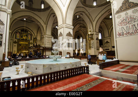 Bursa, Türkei. 9. April 2014. Ulu Cami ist Bursa Ulu-Moschee eine Moschee in Bursa, Türkei. Im seldschukischen Stil gebaut. Die türkische anatolische Stadt Bursa war die erste Hauptstadt des Osmanischen Reiches im 14. Jahrhundert, heute ist es die viertgrößte Stadt der Türkei, entlang den Hängen des Berges Bursa Uludag war einst ein wichtiges Zentrum des Handels mit Seide, das Erbe noch mit Dutzenden von Geschäften und Händlern, die noch im alten Karawansereien und Basar in Betrieb setzt. © John Wreford/ZUMAPRESS.com/Alamy Live-Nachrichten Stockfoto