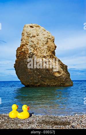 Zwei Gummienten am Strand von Aegean Stockfoto