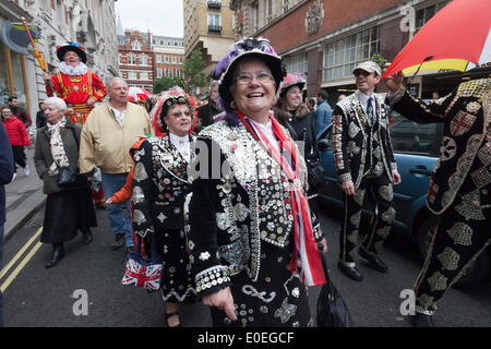 Covent Garden, London, UK. 11. Mai 2014. Das Festival beginnt mit einer Prozession durch die Straßen von Covent Garden. Covent Garden können Fayre und Puppentheater-Festival findet in der St. Pauls Kirche. Bildnachweis: Nick Savage/Alamy Live-Nachrichten Stockfoto