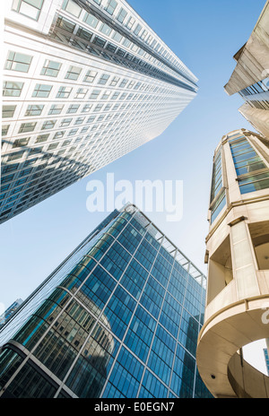 Nach oben Blick auf moderne Wolkenkratzer in Canary Wharf, London UK Stockfoto