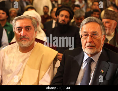 Kabul, Afghanistan. 11. Mai 2014. Afghanischen Präsidentschaftskandidaten Zalmai Rassoul (R) und Abdullah Abdullah an eine gemeinsame Pressekonferenz in Kabul, Afghanistan, 11. Mai 2014 teilnehmen. Afghanische Präsidentschaftskandidat Dr. Zalmai Rassoul, die dritte Position im Rennen nach gesichert zählen Stimmen kündigte seine Unterstützung an den führenden Kandidaten Dr. Abdullah Abdullah am Sonntag. Bildnachweis: Ahmad Massoud/Xinhua/Alamy Live-Nachrichten Stockfoto