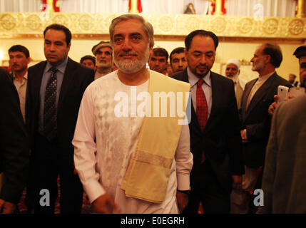 Kabul, Afghanistan. 11. Mai 2014. Afghanische Präsidentschaftskandidat Abdullah Abdullah (vorne) kommt für eine gemeinsame Pressekonferenz in Kabul, Afghanistan, 11. Mai 2014. Afghanische Präsidentschaftskandidat Dr. Zalmai Rassoul, die dritte Position im Rennen nach gesichert zählen Stimmen kündigte seine Unterstützung an den führenden Kandidaten Dr. Abdullah Abdullah am Sonntag. Bildnachweis: Ahmad Massoud/Xinhua/Alamy Live-Nachrichten Stockfoto