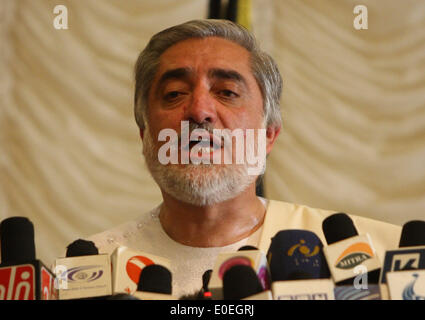 Kabul, Afghanistan. 11. Mai 2014. Afghanische Präsidentschaftskandidat Abdullah Abdullah spricht während einer gemeinsamen Pressekonferenz in Kabul, Afghanistan, 11. Mai 2014. Afghanische Präsidentschaftskandidat Dr. Zalmai Rassoul, die dritte Position im Rennen nach gesichert zählen Stimmen kündigte seine Unterstützung an den führenden Kandidaten Dr. Abdullah Abdullah am Sonntag. Bildnachweis: Ahmad Massoud/Xinhua/Alamy Live-Nachrichten Stockfoto