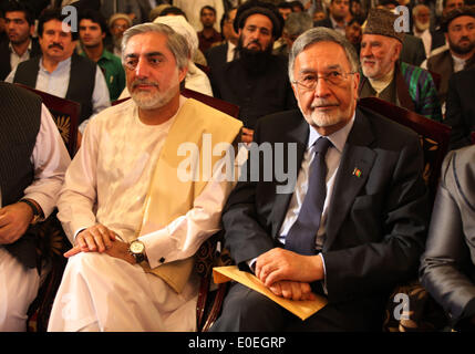 Kabul, Afghanistan. 11. Mai 2014. Afghanischen Präsidentschaftskandidaten Zalmai Rassoul (R) und Abdullah Abdullah an eine gemeinsame Pressekonferenz in Kabul, Afghanistan, 11. Mai 2014 teilnehmen. Afghanische Präsidentschaftskandidat Dr. Zalmai Rassoul, die dritte Position im Rennen nach gesichert zählen Stimmen kündigte seine Unterstützung an den führenden Kandidaten Dr. Abdullah Abdullah am Sonntag. Bildnachweis: Ahmad Massoud/Xinhua/Alamy Live-Nachrichten Stockfoto