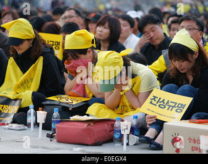 Ansan, Südkorea. 10. Mai 2014. Teilnehmer Weinen während einer Kundgebung gegen das, was sie darauf bestehen, lax Reaktion des President Park Geun-hyes Regierung nach der Fähre eingesunken war Sewol aus der südwestlichen Insel Jindo am 16. April 2014, eine Plaza Ansan, Südkorea, auf Samstag, 10. Mai 2014 Gewässer. Etwa 13.000 Personen nahmen an der Rallye zu fordern Rücktritt von Präsident Park und zur Trauer für die Opfer der Tragödie, nach den örtlichen Medien. Stockfoto