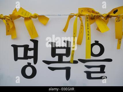 Ansan, Südkorea. 10. Mai 2014. Bänder, auf denen Menschen schrieb Kondolenzbuch für die Opfer der Sewol Fähre, werden gesehen, während Teilnehmer hielten eine Kundgebung gegen das, was sie darauf bestehen, lax Reaktion des President Park Geun-hyes Regierung nach der Fähre eingesunken war Sewol aus der südwestlichen Insel Jindo am 16. April 2014, eine Plaza Ansan, Südkorea, auf Samstag, 10. Mai 2014 Gewässer. Etwa 13.000 Personen nahmen an der Rallye zu fordern Rücktritt von Präsident Park und zur Trauer für die Opfer der Tragödie, nach den örtlichen Medien. Stockfoto