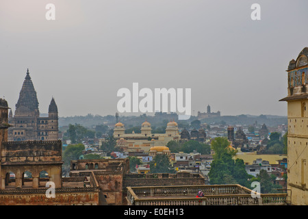 Raj Mahal 1554-1591 Innenräume haben exquisite Wandmalereien der hinduistischen Mythologie säumen die Wände und decken, Orchha, Madhya Pradesh, Indien Stockfoto