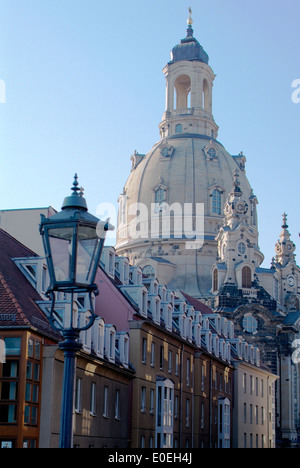 Kuppel der Kirche "Frauenkirche" in Dresden an einem sonnigen Tag